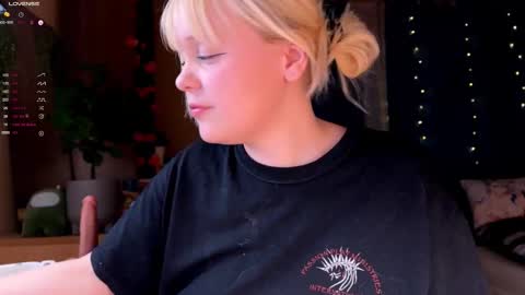 -Lisa- Help me to reach 100 thumbs up3 online show from December 2025 02:55:01 PM