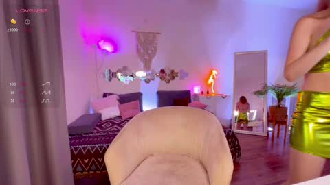 Lisa  online show from September 2025 03:33:01 PM