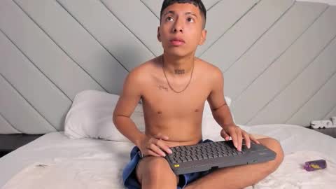 little_kris1 online show from November 2025 12:27:02 PM