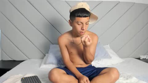 little_kris1 online show from November 2025 12:38:02 PM