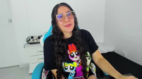 Laire  online show from November 2025 11:15:01 PM