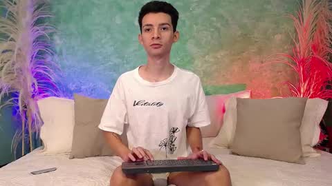 Snapshot of little_twiink chatting on February 2025 04:04:01 PM Juan Ferrer online show from February 2025 04:04:01 PM