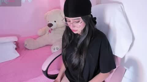 Snapshot of littlearii chatting on October 2025 07:11:01 PM Ari online show from October 2025 07:11:01 PM