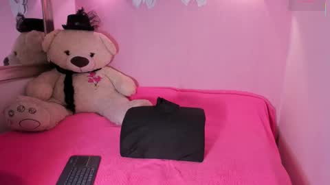 Snapshot of littlearii chatting on November 2025 07:03:03 PM Ari online show from November 2025 07:03:03 PM