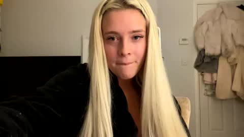 Snapshot of littleblonde010 chatting on November 2025 08:29:01 PM Littleblonde010 online show from November 2025 08:29:01 PM