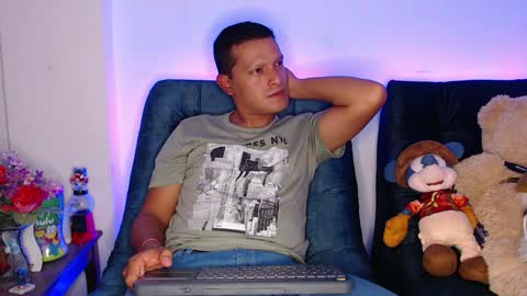 Snapshot of littledicklatin chatting on April 2026 03:04:02 AM Manu online show from April 2026 03:04:02 AM