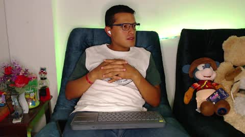 Snapshot of littledicklatin chatting on April 2026 02:49:02 AM Manu online show from April 2026 02:49:02 AM