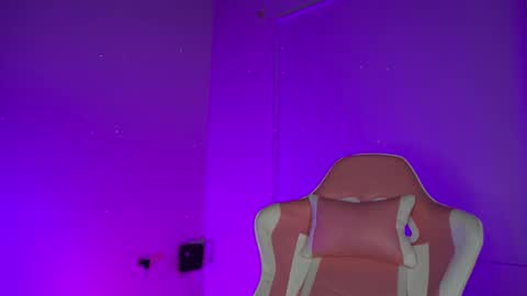 littlee_emma_ online show from February 2026 03:13:01 AM