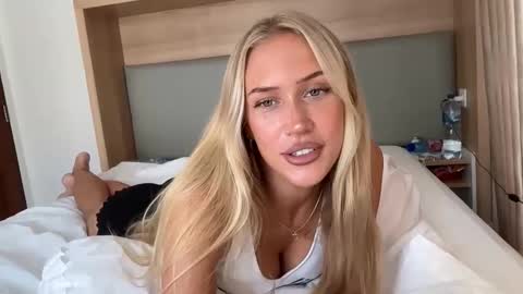 Snapshot of livslifee chatting on November 2025 03:20:01 AM olivia online show from November 2025 03:20:01 AM