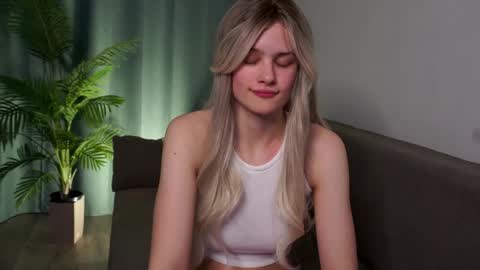 Snapshot of lizbethcoll chatting on January 2025 10:44:01 PM Sunnheart online show from January 2025 10:44:01 PM