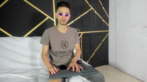 Snapshot of logan_rogers chatting on October 2025 01:53:02 PM Logan Rogers online show from October 2025 01:53:02 PM