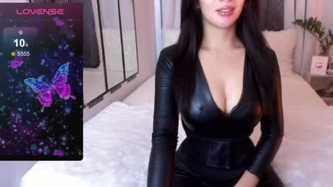 Snapshot of loisewilliams chatting on April 2026 01:53:01 PM Mistress L online show from April 2026 01:53:01 PM