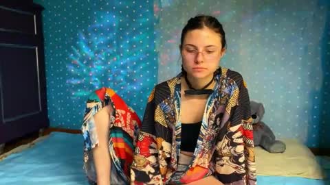 lola_aspis online show from November 2025 01:57:01 PM