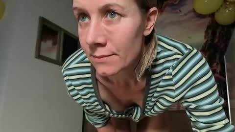 Snapshot of lola_belgium chatting on April 2026 04:33:02 PM lola_belgium online show from April 2026 04:33:02 PM