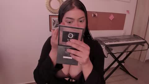 lolaasmith_21 online show from November 2025 09:06:02 PM