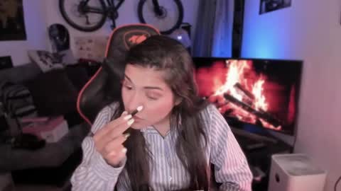 Snapshot of lolaasmith_21 chatting on April 2026 08:57:01 PM lolaasmith_21 online show from April 2026 08:57:01 PM