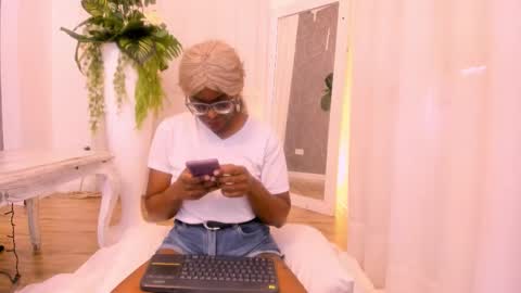 lola online show from November 2025 12:55:01 PM