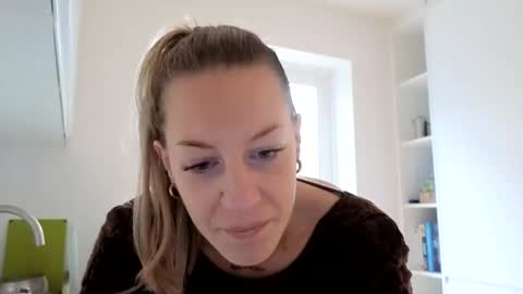 Em online show from December 2025 11:50:01 AM