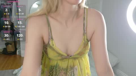 Snapshot of looking444love888 chatting on May 2026 04:39:01 PM Elanor online show from May 2026 04:39:01 PM