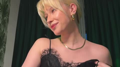 Lora heil online show from April 2026 03:28:02 PM