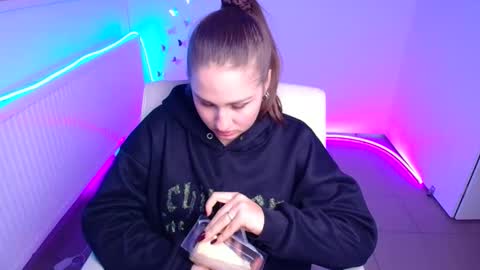 Snapshot of lora_kisses chatting on October 2025 11:33:02 AM Lora online show from October 2025 11:33:02 AM