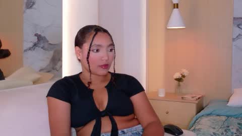 Snapshot of loraine_rios chatting on April 2026 05:02:02 AM Loraine Rios online show from April 2026 05:02:02 AM