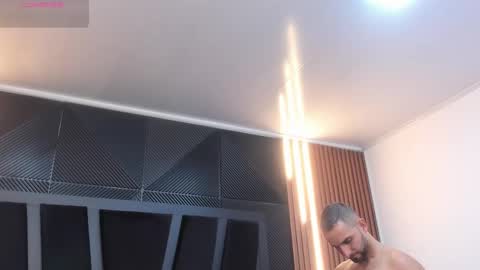  L O R E N Z O  Thumbs Up help  online show from November 2025 05:12:02 PM