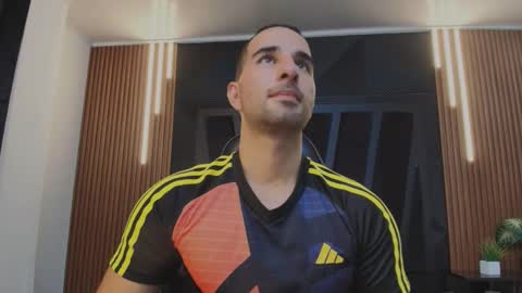  L O R E N Z O  Thumbs Up help  online show from January 2026 05:18:01 PM