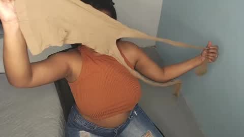 Snapshot of loretta_ chatting on April 2026 12:04:01 AM Loretta Gmez online show from April 2026 12:04:01 AM