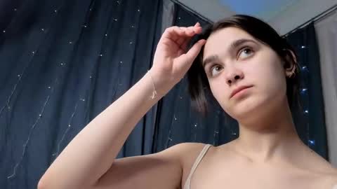 Nicole online show from April 2026 07:19:01 PM