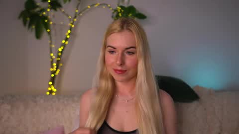 Snapshot of lorrie_love_story chatting on April 2026 02:00:02 PM Lorrie online show from April 2026 02:00:02 PM