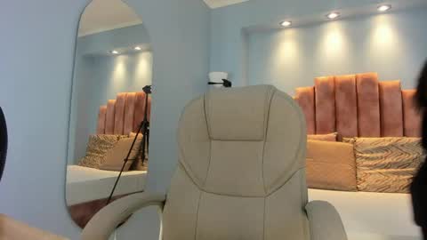 Snapshot of lou_rosse chatting on May 2026 07:52:01 PM Lou Rosse online show from May 2026 07:52:01 PM