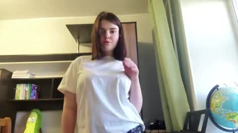 Snapshot of loudeguise chatting on April 2026 09:37:02 AM Esma online show from April 2026 09:37:02 AM