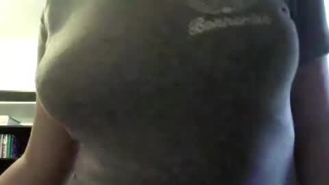 Snapshot of loudeguise chatting on May 2026 08:20:01 AM Esma online show from May 2026 08:20:01 AM