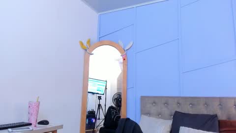 Louren Fox online show from November 2025 11:43:02 AM