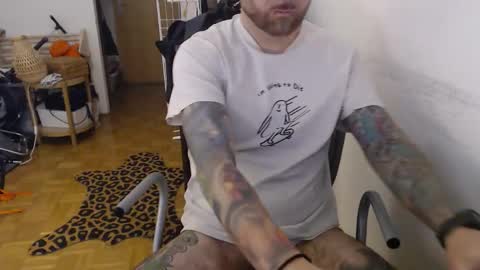 Snapshot of lovalova666 chatting on December 2025 09:04:01 AM Guapito online show from December 2025 09:04:01 AM