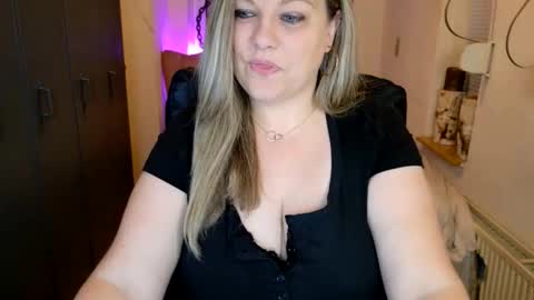 Snapshot of love_kimx chatting on June 2026 06:22:02 AM Love Kimx online show from June 2026 06:22:02 AM