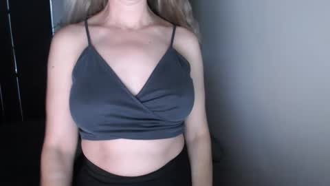 Snapshot of love_on_ chatting on November 2025 03:01:02 PM LoVe On online show from November 2025 03:01:02 PM