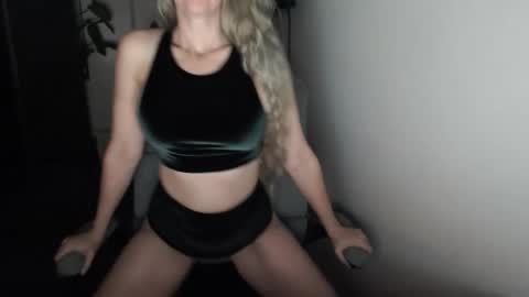 Snapshot of love_on_ chatting on December 2025 01:14:02 AM LoVe On online show from December 2025 01:14:02 AM