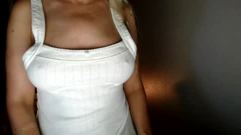 Snapshot of love_on_ chatting on July 2026 10:20:02 AM LoVe On online show from July 2026 10:20:02 AM