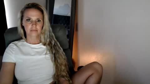 Snapshot of love_on_ chatting on July 2026 11:21:02 PM LoVe On online show from July 2026 11:21:02 PM