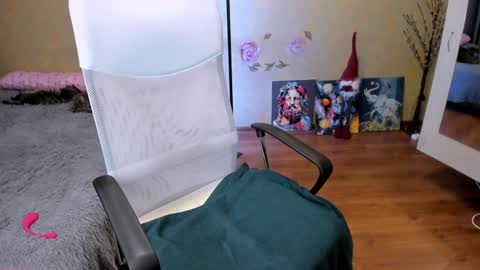 cat-girl online show from December 2024 04:28:01 PM