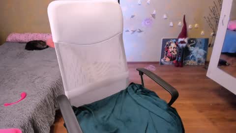 cat-girl online show from February 2025 06:01:01 PM