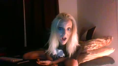 Snapshot of loveluna07 chatting on May 2026 07:13:01 AM LunaRedd online show from May 2026 07:13:01 AM