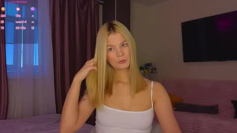 Snapshot of lovely_babyy chatting on April 2026 03:29:01 AM Jenny online show from April 2026 03:29:01 AM