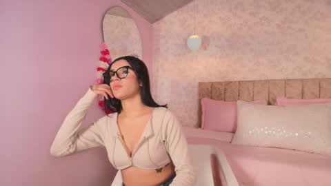 lovely_julls online show from February 2026 02:34:01 PM