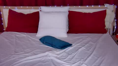 Caroline online show from November 2025 01:26:01 AM