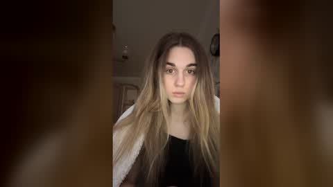 Snapshot of lovelysilk_63 chatting on December 2025 12:43:01 PM ELA online show from December 2025 12:43:01 PM