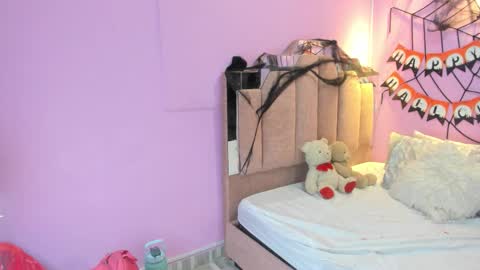 Snapshot of lovequeen02 chatting on October 2025 11:39:02 AM L O V E online show from October 2025 11:39:02 AM