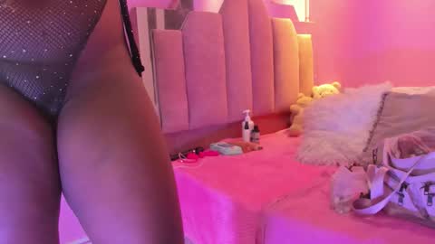 Snapshot of lovequeen02 chatting on November 2025 12:31:02 PM L O V E online show from November 2025 12:31:02 PM